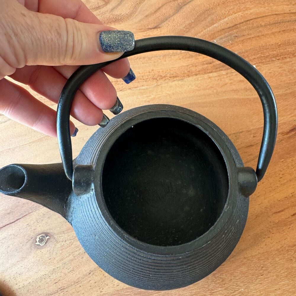Japanese Tetsubin Style Beehive Shape Ribbed Black Cast Iron Small Teapot - Picture 6 of 8